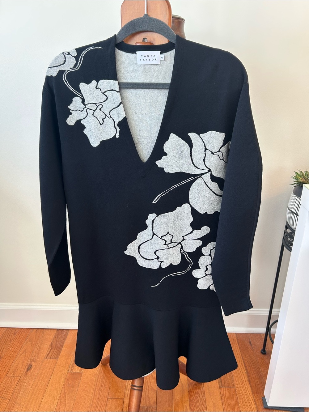 Tanya Taylor Black and White Floral V-Neck Mini Dress EUC Size XS